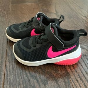 Toddler girls nike shoes, sz 6C